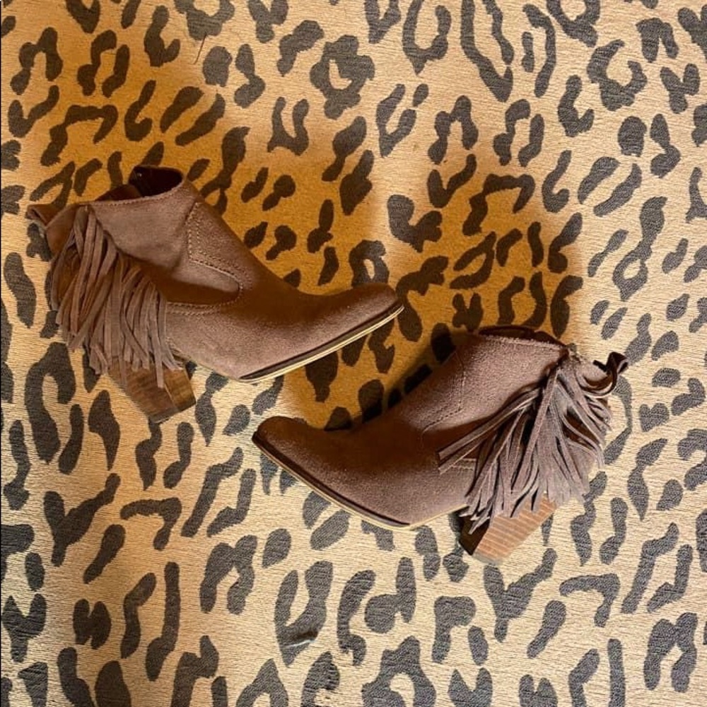 Steve Madden size 7 fringe booties